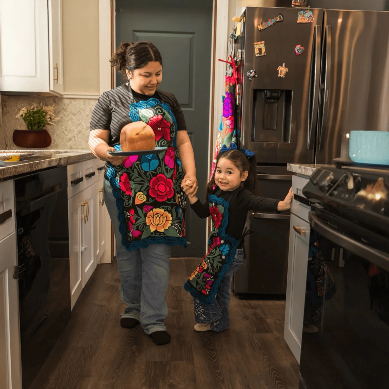 Embroidered Floral Apron 2 Pc Set - Juego Mandil Mama Hija - Image 9